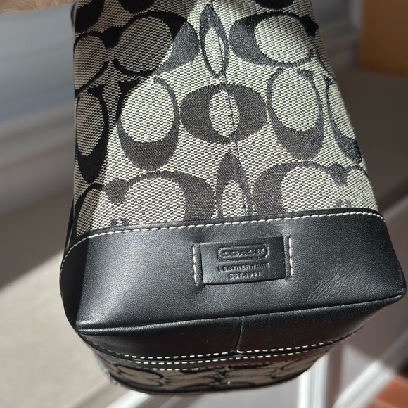 Coach Hamptons Signature Bag - Pre Owned. - Picture 5 of 8